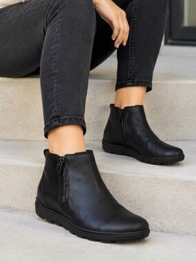 Sorel Evie II Black Leather Side-Zip Ankle Booties SZ 9 Hidden Heel waterproof